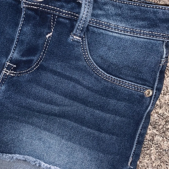 Girls size 8 jean shorts like new - Picture 2 of 4